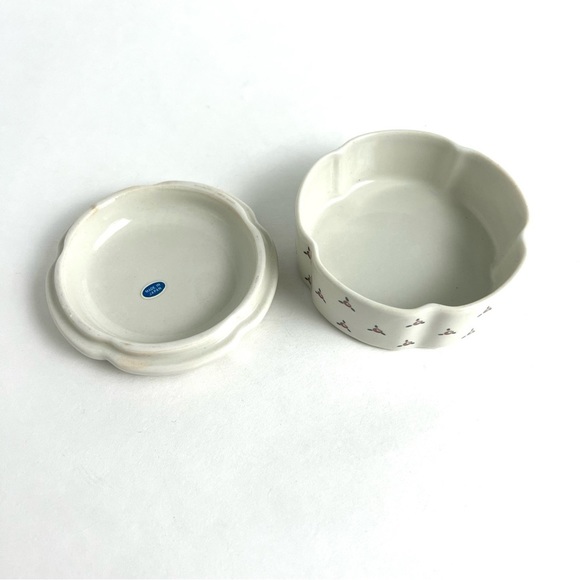 Chelsey Flower Covered Trinket Jewelry Box Porcelain Made in Japan - Picture 3 of 5